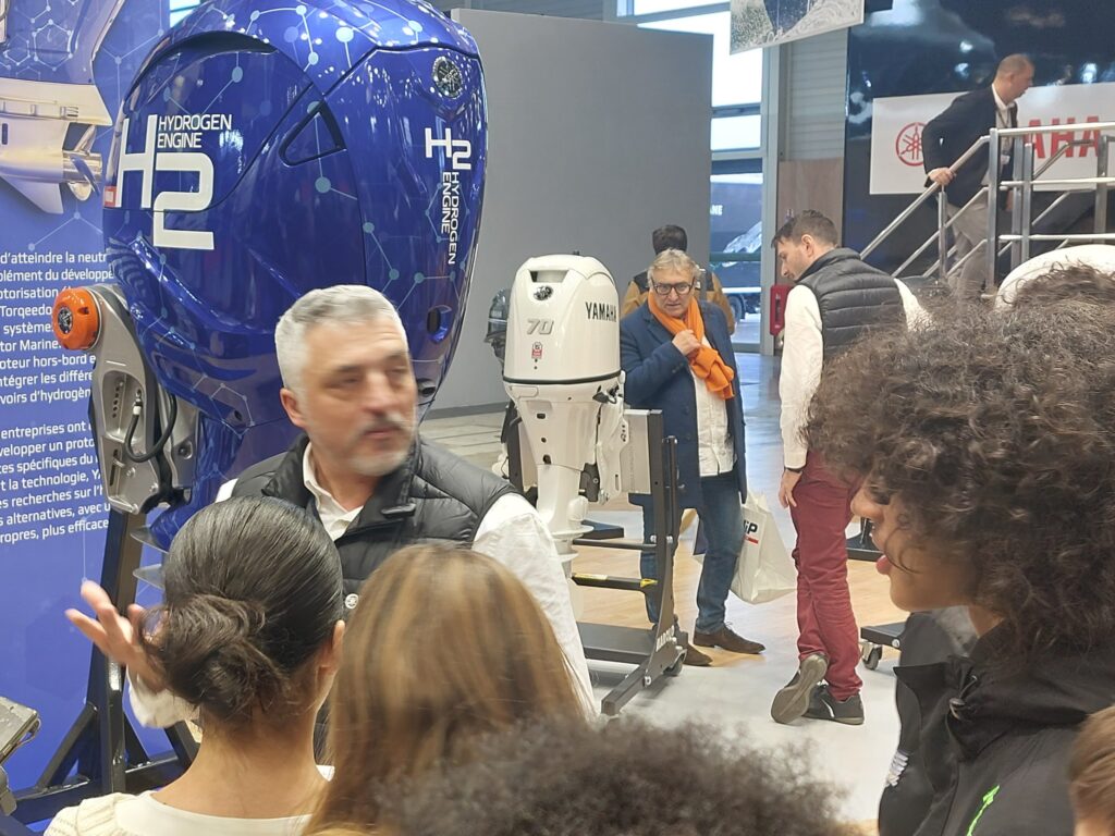 accueil professionnel sur le stand yamaha marine
