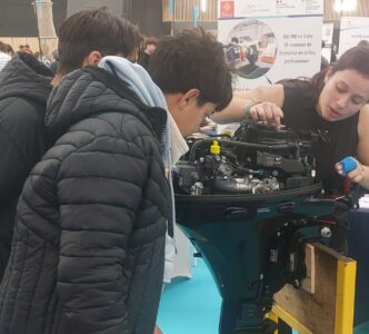 jeune fille démonstration maintenance nautique