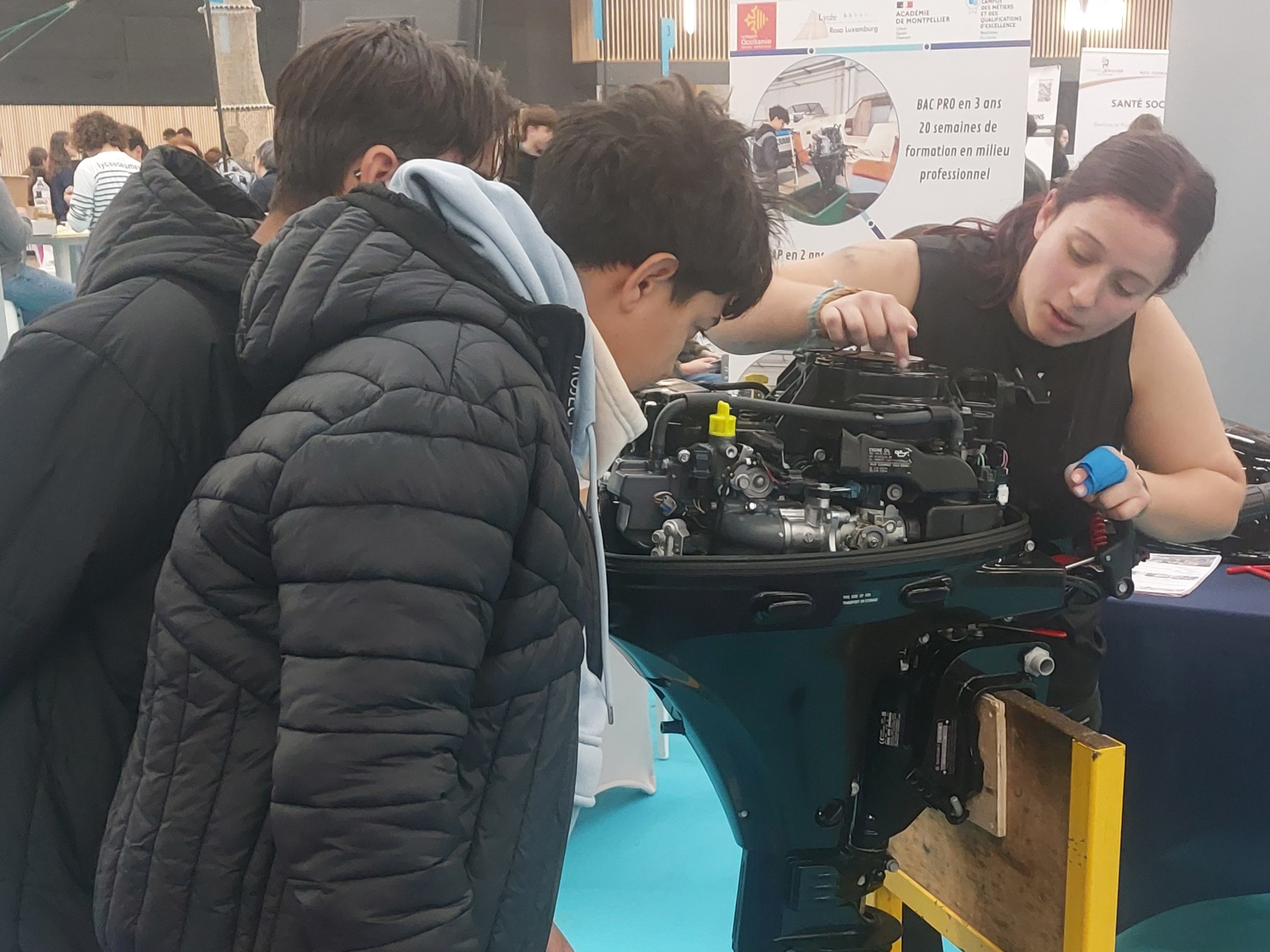 jeune fille démonstration maintenance nautique