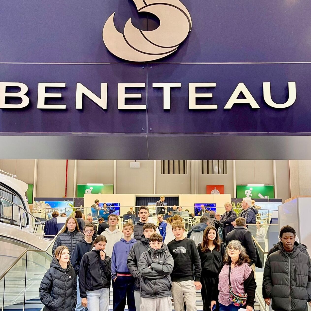 elèves sur le stand Bénéteau